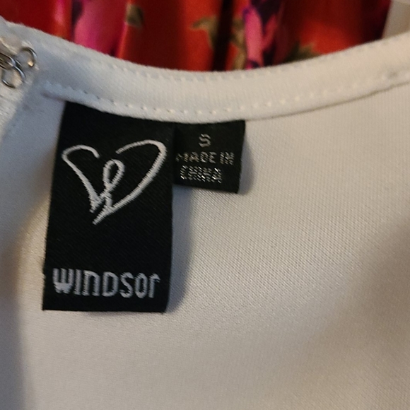 BEAUTIFUL WHITE PLUNGE V NECKLINE SM FITTED DRESS - Picture 16 of 16